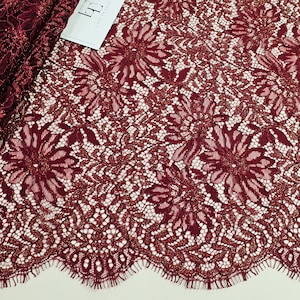 Tessuto in pizzo Guipure color vino con oro venduto tagliato su misura, tessuto in pizzo spagnolo bordeaux, pizzo da sposa con ciglia, pizzo Alencon, J773320