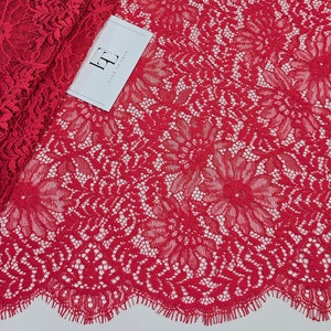 Roter Alencon-Spitzenstoff für ein Tanzkostüm, schweres rotes Tuch mit Guipure-Wimpernspitze, lose Ware, verkauft als Schüttgut, J773314