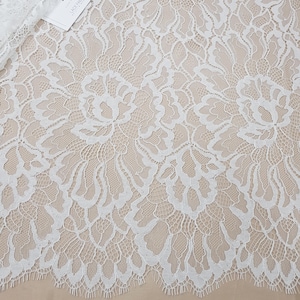 Tissu en dentelle d'ivoire par la cour, Chantilly dentelle, dentelle de cils brodés, dentelle de mariée, dentelle blanche, dentelle voile