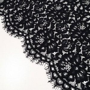 Tessuto di pizzo nero venduto al metro, tessuto di pizzo con ciglia ricamato, pizzo per abito da sposa, pizzo per lingerie floreale Alencon, J70076
