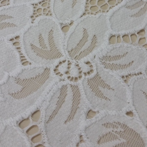 Tessuto in pizzo bianco sporco, pizzo francese ricamato, pizzo per velo da sposa, pizzo bianco a fiori, pizzo per lingerie venduto al metro, J88811