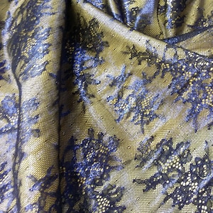 Zwarte kantstof met koningsblauwe glitter op maat gesneden Frankrijk kant Borduurkant Bruiloft lingerie kant Avondjurk Chantilly kant J65911
