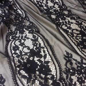Schwarze Spitze, französische Spitze, Chantilly-Spitze, Brautspitze, Hochzeitsspitze, Abendkleid Spitze Ausgebogt, Blumenspitze Dessous-Spitze Hofspitze L71093