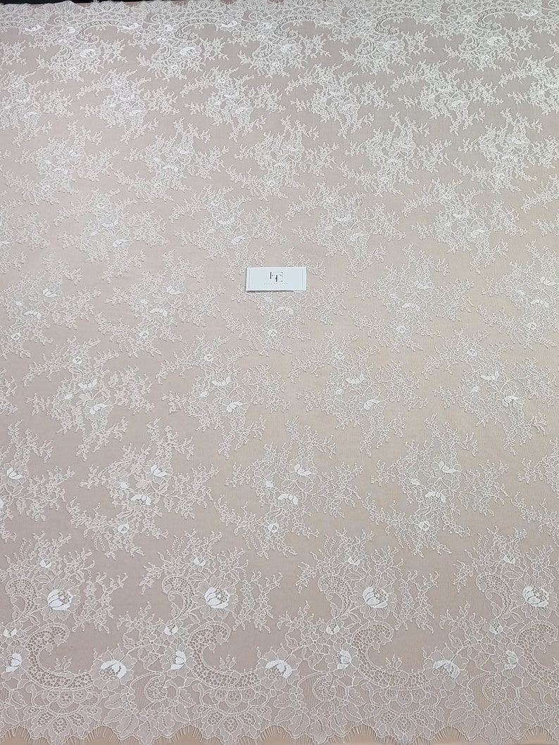 Tissu délicat ivoire de dentelle française Tissu de dentelle de Chantilly par mètre LK6008 image 6