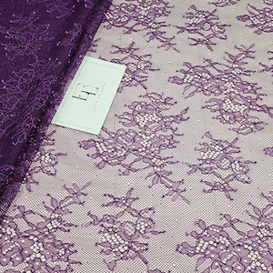 Delicato tessuto di pizzo Chantilly viola tagliato su misura, pizzo per abito da sposa lilla, tessuto di pizzo per velo, J669007