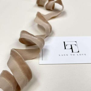 Beige elastisch fluwelen lint op maat gesneden, smal fluwelen lint, fluwelen afwerkingslint cadeaustrik, haarlint fluweel, fluwelen rand DB1010
