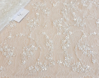 Perlenbesetzter Chantilly-Spitzenstoff, ivory-weiße französische Hochzeitsspitze, Strumpfband-Perlen-Pailletten-Spitzenstoff, 145 cm breit, EVS232UA1