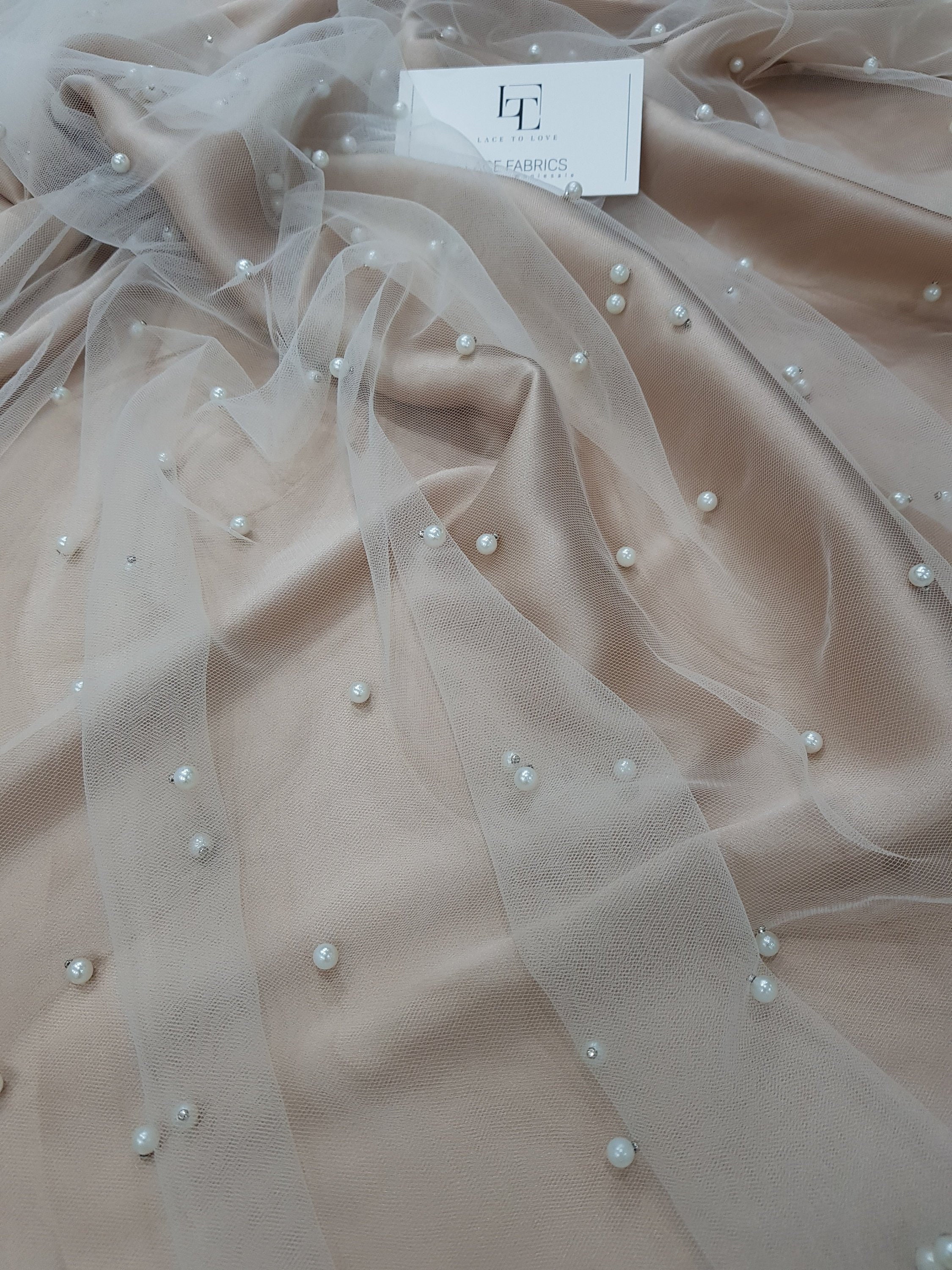фатин с жемчугом. сетка с бусинками. ткань сетка с бусинами. жемчуг на ткани. сетка с бусинами.