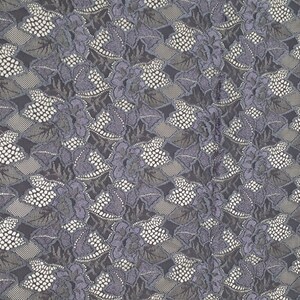 Puede incluir: Tela de encaje gris con un patr&oacute;n floral. La tela tiene un detalle de cuentas blancas y una regla para la escala.