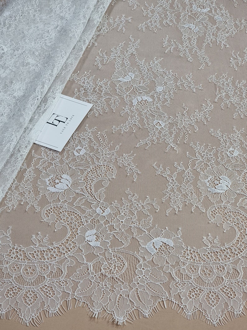 Tissu délicat ivoire de dentelle française Tissu de dentelle de Chantilly par mètre LK6008 image 1