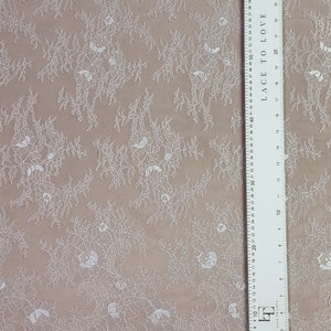 Delicado tejido de encaje francés marfil, tejido de encaje Chantilly cortado a medida LK6008 imagen 7