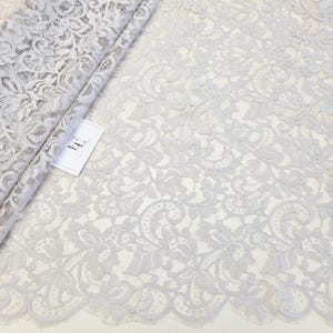 Tessuto in pizzo ciglia grigio, pizzo chantilly francese grigio per veli da sposa, pizzo da sposa, pizzo per abiti da sera, pizzo per lingerie venduto al metro, EVS099V