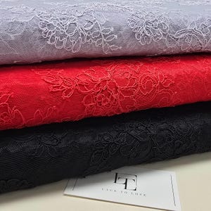 Frans Chantilly-bruiloftkant met koord, geschulpte wimpersluier, rood, zwart en paars kant, verkocht per meter.