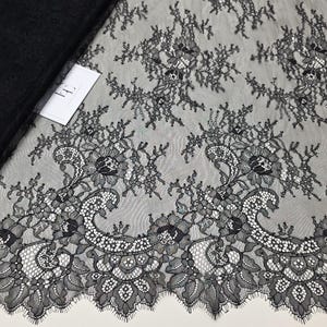 Schwarzer Spitzenstoff, französische Chantillyspitze, Hochzeitskleidspitze, gewellte Wimpernspitze, Wäschespitze