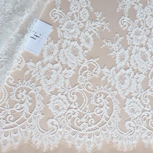 Tissu dentelle chantilly française floral ivoire clair, dentelle de mariage blanche délicate, dentelle de robe de mariée festonnée pour cils vendue au mètre, WD6020