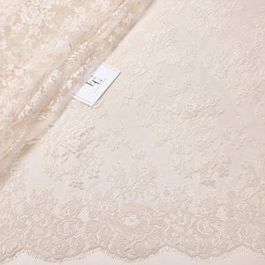 Tessuto in pizzo color crema, tessuto in pizzo francese Chantilly beige chiaro, materiale in pizzo per velo da sposa floreale con smerli color avorio, EVS198NC