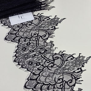 Zwarte kanten rand, Frans kant, Chantilly-kant, bruidskant, bruiloftkant, geschulpte kant, wimperkant, bloemenkant lingeriekant L83324_1