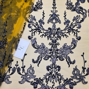 Tecido de renda azul-marinho de luxo por metro. Tecido de renda francesa com miçangas bordadas. Vestido de renda em tule azul sobre amarelo com pérolas, WD6024