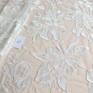 Tecido de renda marfim com bordado de lantejoulas de flores grandes, renda francesa para noivas, renda para véu branco, bordado de tule ilusão invisível WD6025