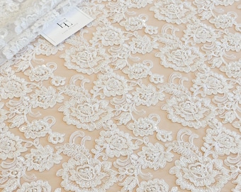 Reinweißer, perlenbesetzter Spitzenstoff, Paillettenspitze, französische Spitze, Chantilly-Spitze, Brautspitze, Hochzeitsspitze, bestickte Spitze, florale Spitze KSBY61197CB