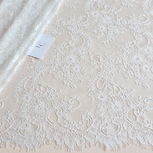 Delicada tela de encaje francés suave color marfil claro cortada a medida LJK10100