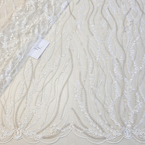 Bianco con pizzo in viscosa argentata, tessuto per abiti da sposa in rayon, tessuto in pizzo per abiti da sposa, pizzo per velo bianco, venduto al metro RK8002