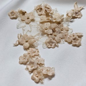Hautfarbendes Spitzenmotiv, beige perlenbestickte 3D Blumen Applikation, zarte französische Chantilly Spitze, Hochzeitsspitze per Stück M0100