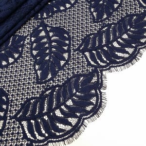 Dunkelblauer Spitzenstoff, Marineblaue Spitze, Chantilly-Spitze Brautspitze Hochzeitsspitze Abendkleid Spitze Ausgebogte Blumenspitze Dessous-Spitze L88443