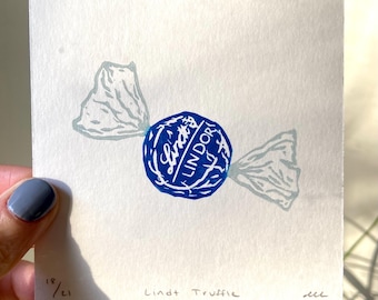 Druk w bloku z czekoladowymi truflami Lindt. Sztuka ścienna z jedzeniem. Dekoracja kuchenna. Oryginalny linoryt.