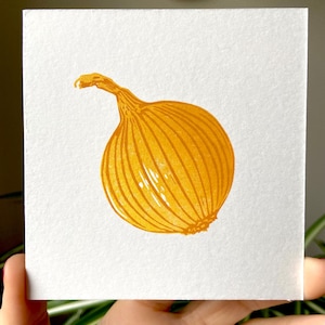 Gele ui blokprint. Eten muurkunst. Keukendecoratie. Originele linosnede.
