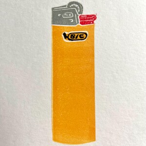Op de afbeelding: Een print van een gele BIC-aansteker met een grijze bovenkant en rode accenten. Het BIC-logo is zichtbaar op de voorkant. De aansteker staat tegen een witte achtergrond.
