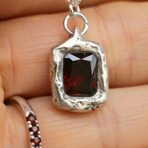 Collar colgante de granate fundido en arena de plata Stirling hecho a mano