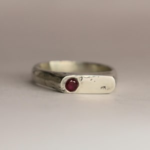 Handgjord sandgjuten signetring i sterlingsilver med rubin (storlek 5.5US)