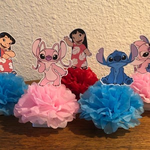 Puede incluir: Decoraciones con personajes de la pel&iacute;cula animada Lilo & Stitch. Las decoraciones incluyen recortes de papel de Lilo, Stitch y Angel, colocados sobre pompones de papel de seda azules, rosas y rojos.