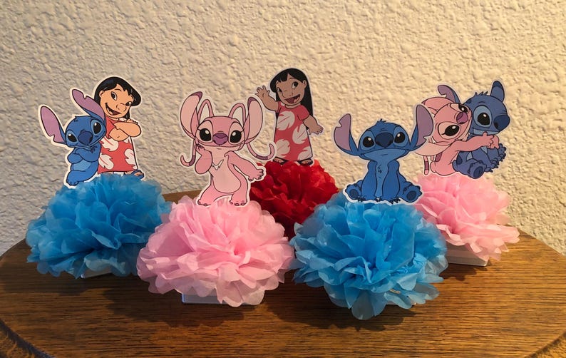 Puede incluir: Decoraciones con personajes de la pel&iacute;cula animada Lilo & Stitch. Las decoraciones incluyen recortes de papel de Lilo, Stitch y Angel, colocados sobre pompones de papel de seda azules, rosas y rojos.