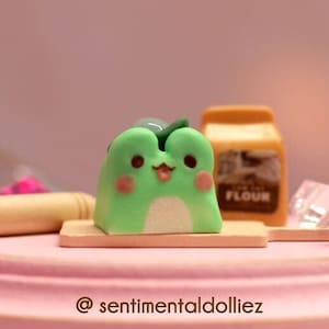 Kawaii Green Frog Artisan Keycap: Polymer Clay Keyboard Accessory