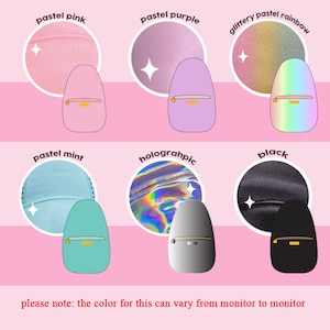 K&ouml;nnte beinhalten: Ein Set aus neun Mini-Rucks&auml;cken in verschiedenen Farben und Ausf&uuml;hrungen, darunter Pastellrosa, Lila, Mint, Regenbogen, Hologramm und Schwarz. Der Text "Bitte beachten Sie: Die Farbe dieses Artikels kann je nach Monitor variieren" befindet sich am unteren Rand des Bildes.