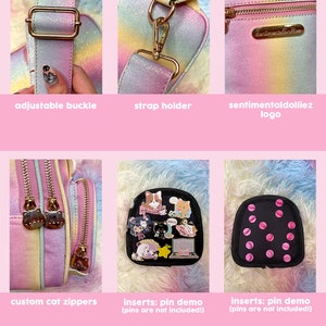 K&ouml;nnte beinhalten: Ein Mini-Rucksack aus pastellfarbenem Regenbogen-Glitzer mit einem goldenen Trageriemenhalter, einer verstellbaren Schnalle und einem Rei&szlig;verschluss mit Katzenkopf-Zierb&auml;ndern. Die Tasche hat einen schwarzen Patch mit einem sentimentaldollliez-Logo und einen schwarzen Patch mit rosa und schwarzen Pin-Eins&auml;tzen.