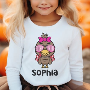 感謝祭の七面鳥の名前入りシャツ、幼児用カスタム感謝祭シャツ、幼児用感謝祭Tシャツ、名前入りの不気味な幼児用感謝祭Tシャツ