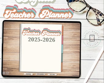 Puede incluir: Un planificador digital para profesores en una tableta con fondo blanco y pestañas de colores. El planificador se titula "Teacher Planner 2025-2026". El texto "*FREE YEARLY UPDATES*" está en la parte inferior de la imagen.