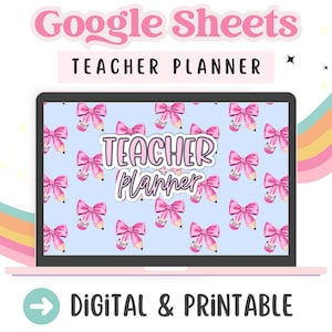 Puede incluir: Una pantalla de computadora portátil que muestra una plantilla de Google Sheets para un planificador de maestros. El fondo es un patrón azul claro de lazos y lápices rosas. El texto "TEACHER PLANNER" se muestra en un círculo rosa en la pantalla.