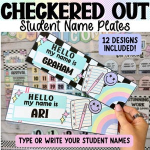 Op de afbeelding: Twee naamplaatjes voor studenten met een zwart-wit geblokte rand. De plaatjes hebben een lichtblauw gedeelte met de tekst "HELLO my name is" met ruimte voor een naam. Het ontwerp bevat een notitieboek, pen, sterren en een smiley. De tekst bovenaan luidt "CHECKERED OUT Student Name Plates".