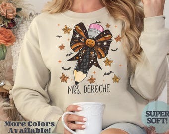 Maglietta personalizzata per insegnante di Halloween con nome, matita spettrale per insegnante di Halloween, felpa con nome dell'insegnante per l'autunno, insegnante di Halloween carino