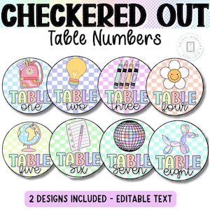 Pode incluir: Um conjunto de oito designs de números de mesa circulares com um fundo xadrez pastel. Cada design apresenta um gráfico diferente, incluindo uma mochila, uma lâmpada, lápis de cor, uma flor, um globo, um caderno, uma bola de discoteca e um animal de balão. O texto "CHECKERED OUT Table Numbers" está no topo.
