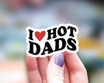 Könnte beinhalten: Weißer Aufkleber mit schwarzem Text, der "I ♥ HOT DADS" lautet. Ein rotes Herz ersetzt das Wort "love".