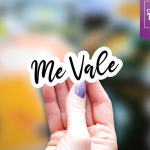 May include: White sticker with black cursive text that reads "Me Vale".