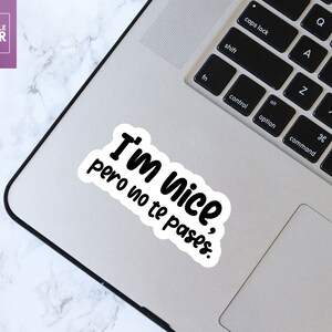 May include: A white sticker with black text that reads "I'm nice, pero no te pases." The sticker is placed on a silver laptop.
