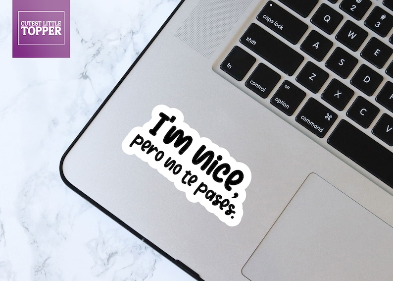 May include: A white sticker with black text that reads "I'm nice, pero no te pases." The sticker is placed on a silver laptop.