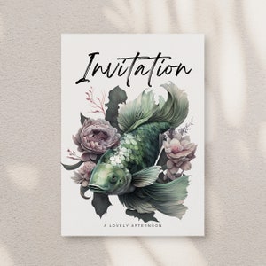 Op de afbeelding: Uitnodigingskaart met een groene betta-vis omringd door roze en witte bloemen. De tekst "Invitation" staat bovenaan de kaart en "Een heerlijke middag" staat onderaan.