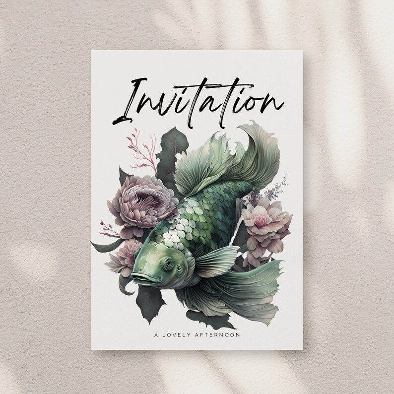 Op de afbeelding: Uitnodigingskaart met een groene betta-vis omringd door roze en witte bloemen. De tekst "Invitation" staat bovenaan de kaart en "Een heerlijke middag" staat onderaan.